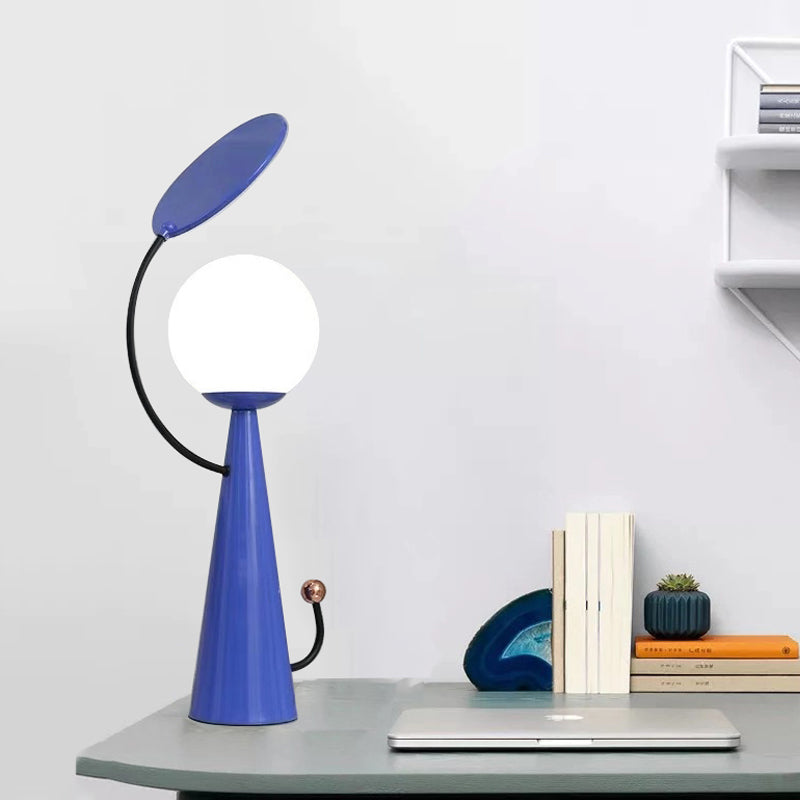 Lampada da comodino conica con finitura blu Lampada da scrivania moderna in metallo a 1 lampadina con paralume sferico in vetro bianco e decorazione a specchio