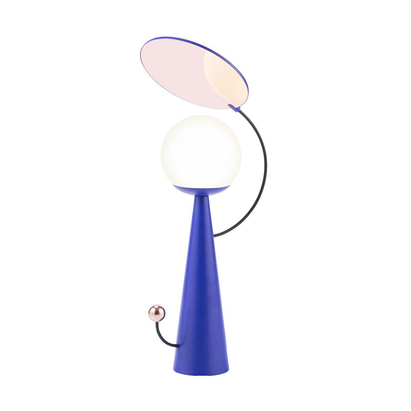 Lampada da comodino conica con finitura blu Lampada da scrivania moderna in metallo a 1 lampadina con paralume sferico in vetro bianco e decorazione a specchio