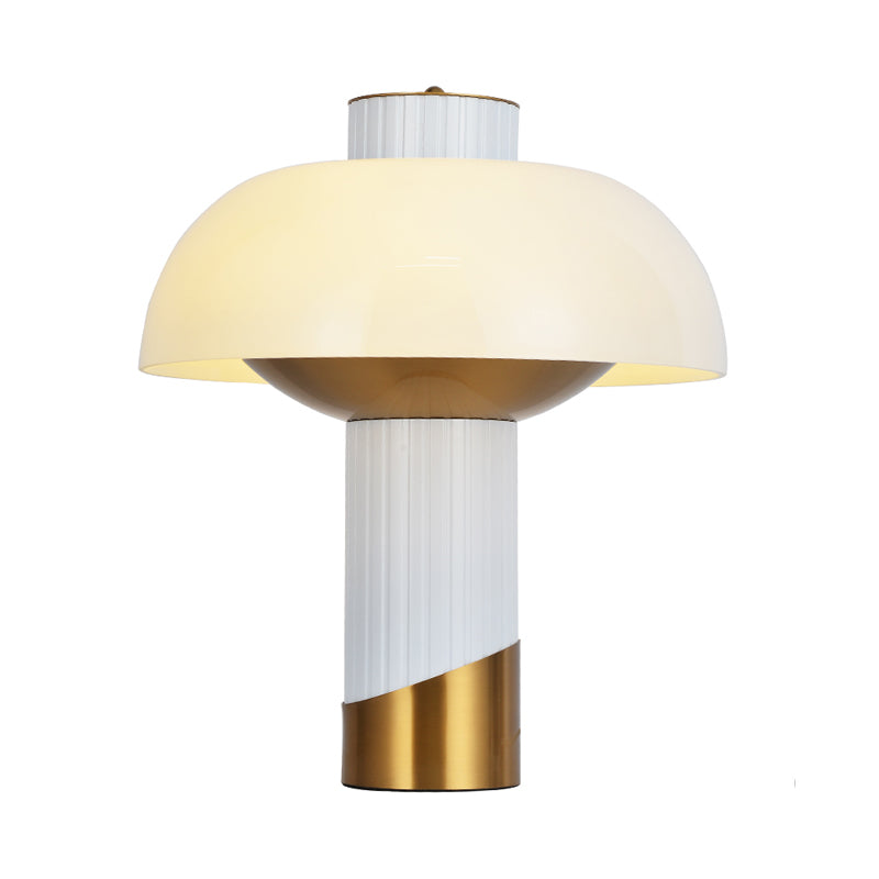 Lampada da scrivania post moderna a 1 lampadina da comodino in oro chiaro con paralume in vetro lattimo per soggiorno