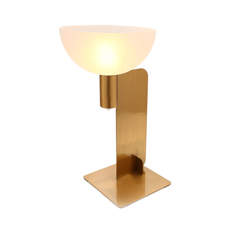 Éclairage de table en panneau métallique Post de lampe de bureau à finition or moderne à 1 bulbe avec teinte en verre dôme opale
