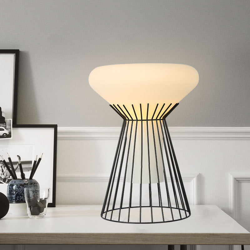 Illuminazione da comodino con gabbia a clessidra nera Lampada da scrivania moderna in ferro a 1 luce per comodino