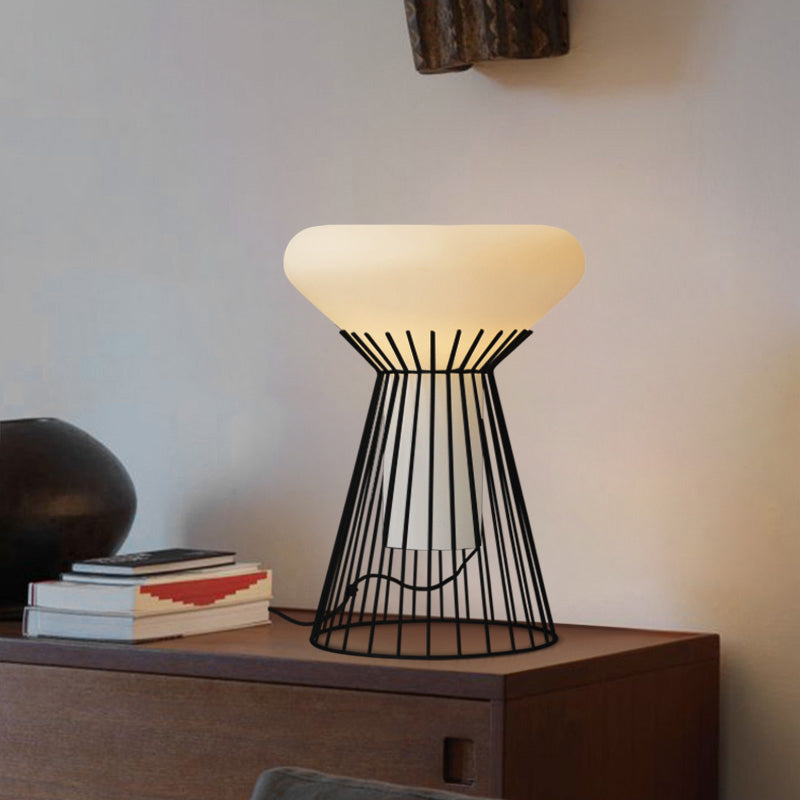 Illuminazione da comodino con gabbia a clessidra nera Lampada da scrivania moderna in ferro a 1 luce per comodino