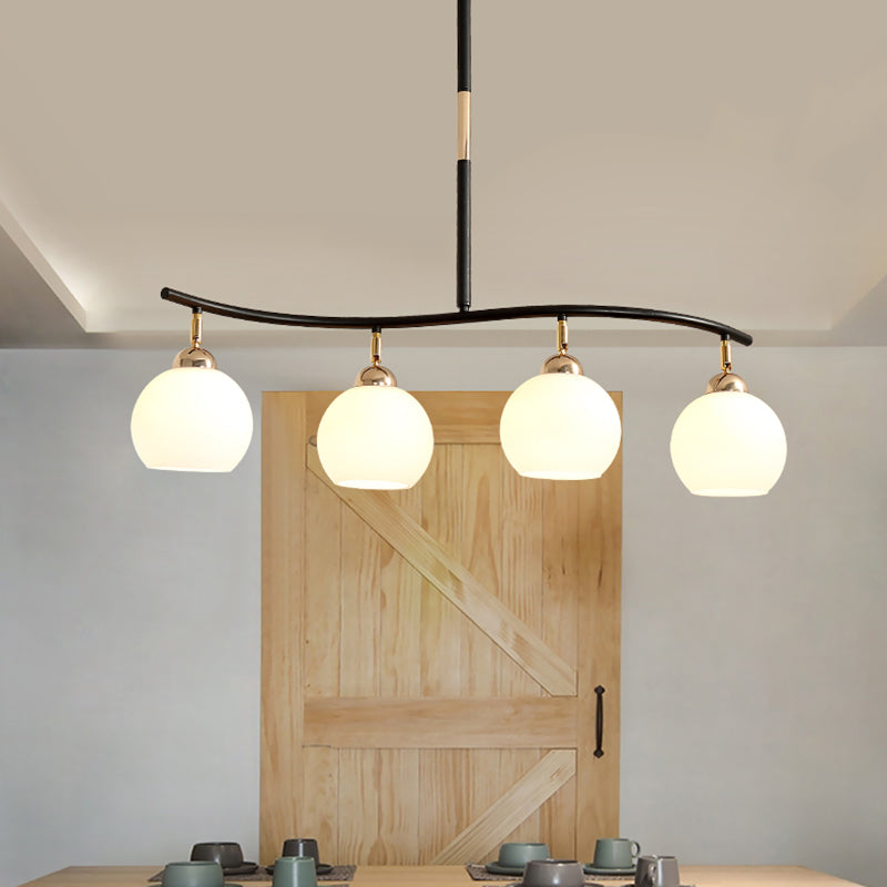 Linearer Kronleuchter moderner Metall 4-Kopf-Black Hanging Leuchte mit Kugel Opalglas Schatten