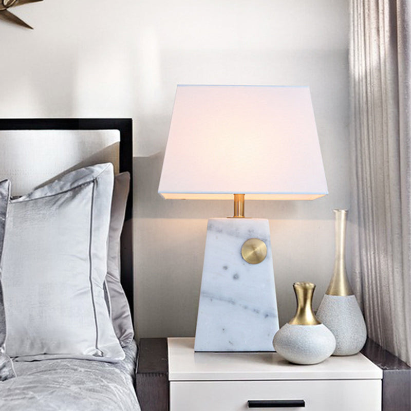 Table de nuit trapèze blanche, éclairage moderne, lampe de bureau en marbre à 1 lumière avec abat-jour en tissu pour chevet