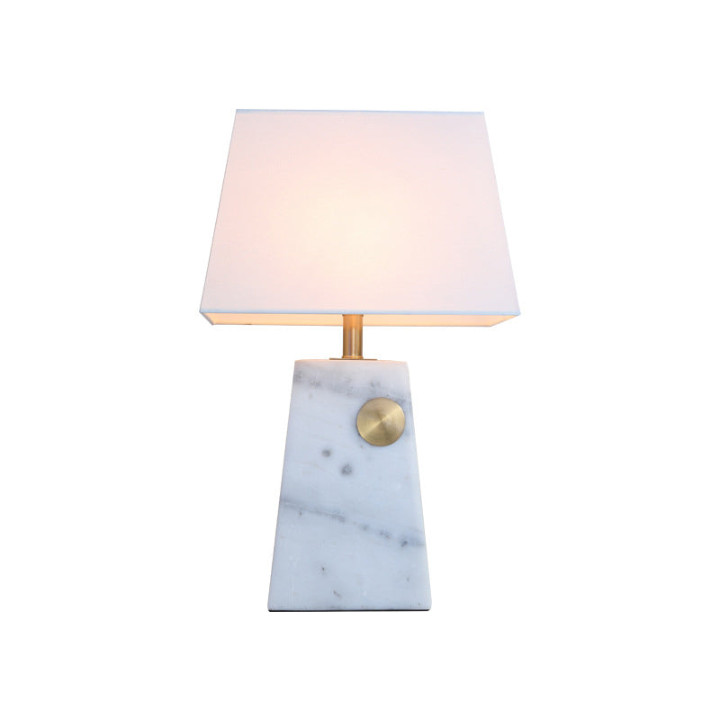 Table de nuit trapèze blanche, éclairage moderne, lampe de bureau en marbre à 1 lumière avec abat-jour en tissu pour chevet