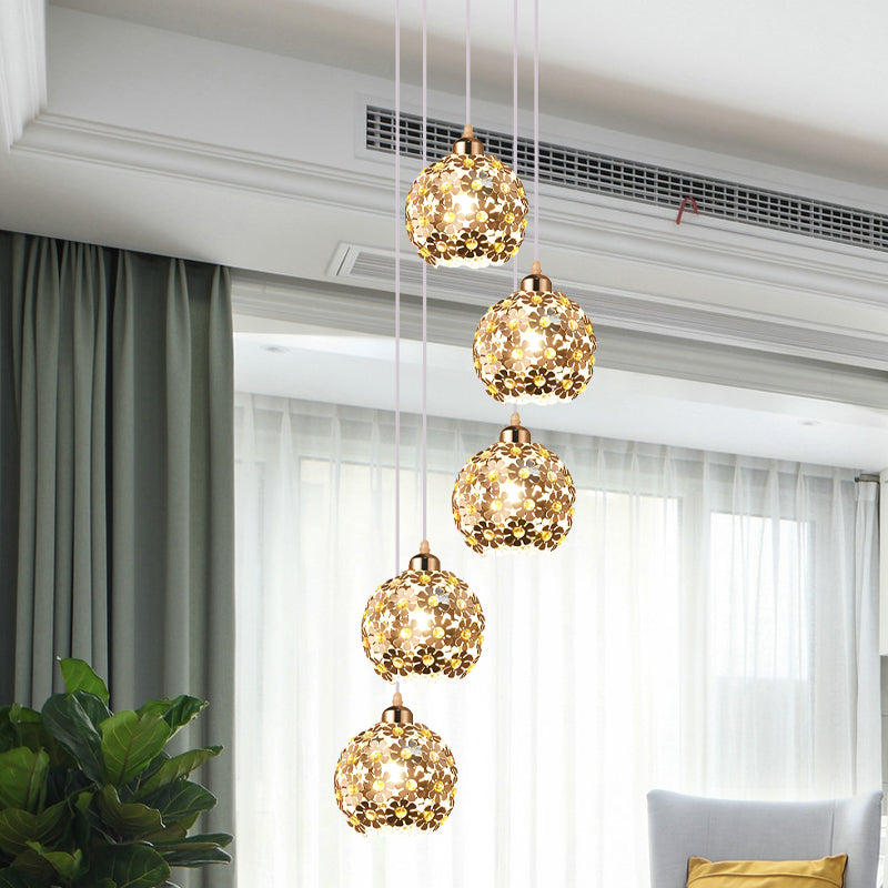 5/8 Köpfe Multi -Licht Deckenleuchte modernistische gewölbte metallische Hanglampe in Silber mit Bernsteinkristallakzent