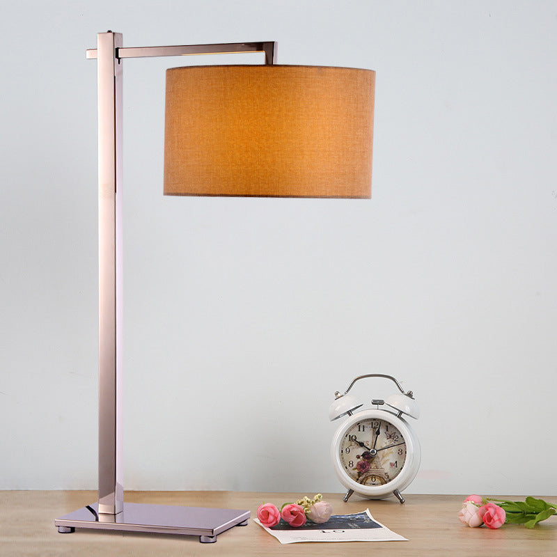 Lámpara de noche de cilindro corto de tela Estilo moderno 1 cabezal iluminación de mesa marrón con soporte de acero alto