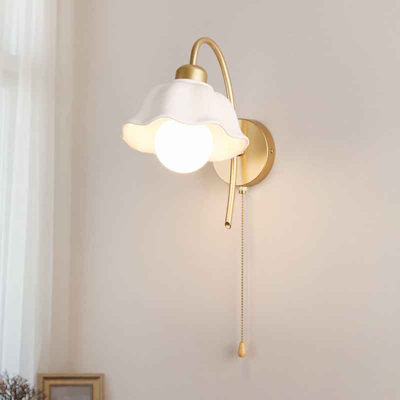 Flower Shape Metal Wall Sconces Modern 1 Light Wall Mount Light Fixture in Gold