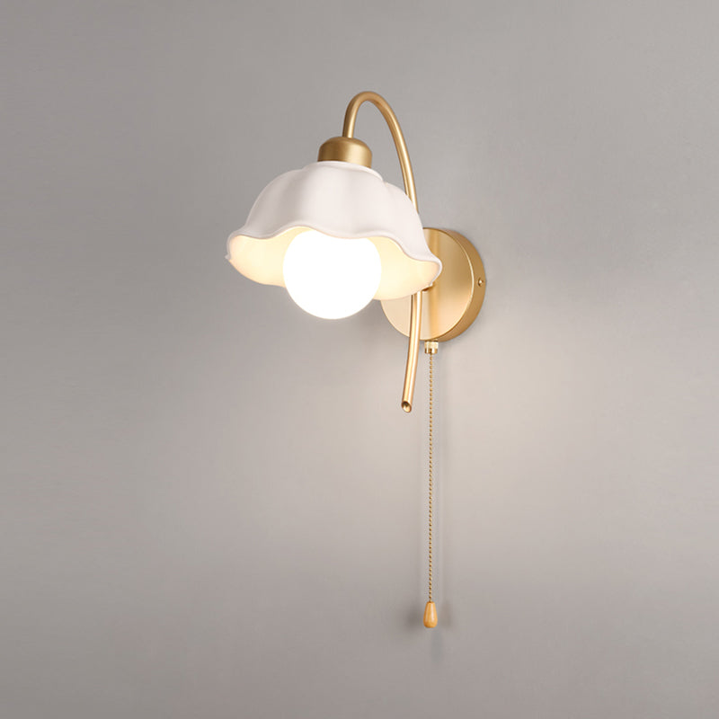 Flower Shape Metal Wall Sconces Modern 1 Light Wall Mount Light Fixture in Gold