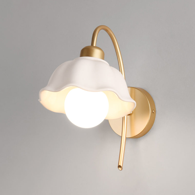 Flower Shape Metal Wall Sconces Modern 1 Light Wall Mount Light Fixture in Gold