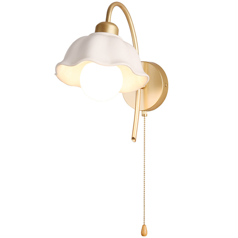 Flower Shape Metal Wall Sconces Modern 1 Light Wall Mount Light Fixture in Gold