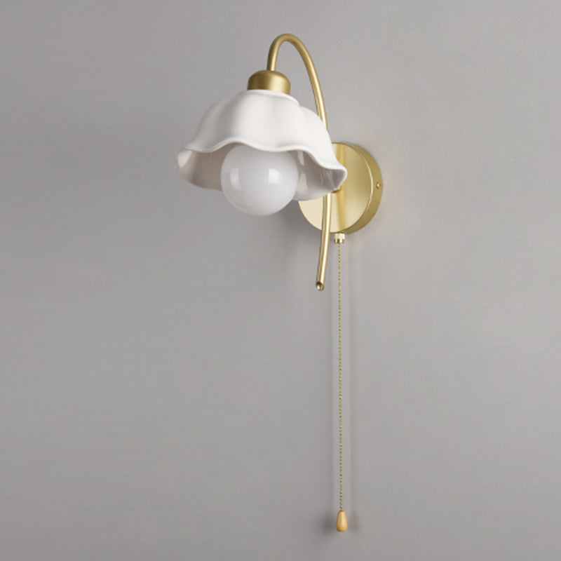 Flower Shape Metal Wall Sconces Modern 1 Light Wall Mount Light Fixture in Gold