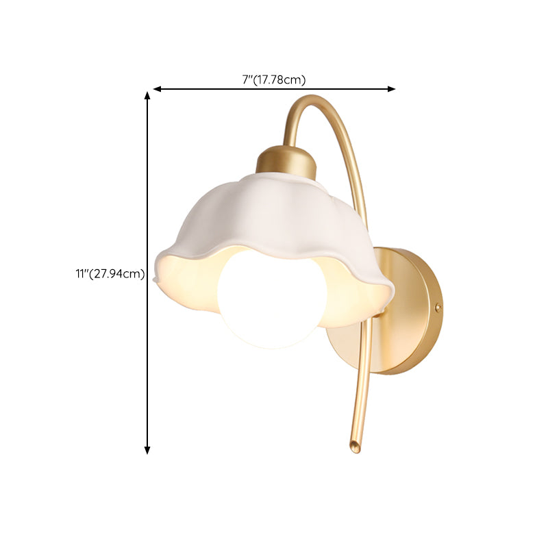 Flower Shape Metal Wall Sconces Modern 1 Light Wall Mount Light Fixture in Gold