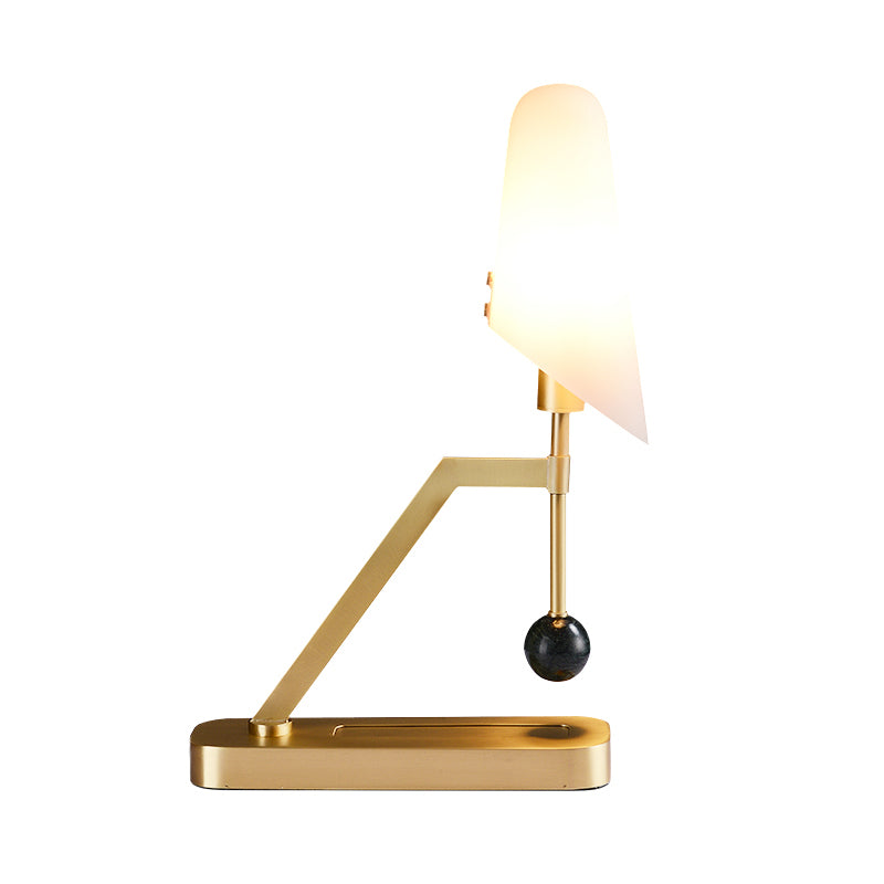 Postmodern 1 Lámpara de mesa de bulbo Luz de la mesita de noche de latón de latón con sombra de vidrio crema