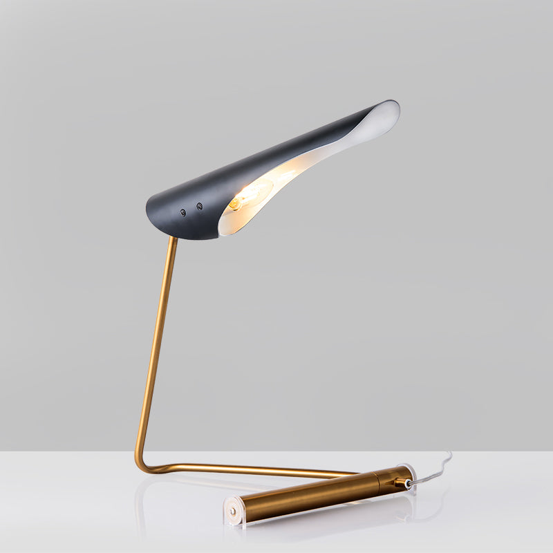Lampada da tavolo nera postmoderna a forma di uccello a forma di uccello Lampada da tavolo metallica postmoderna a 1 lampadina con supporto curvo