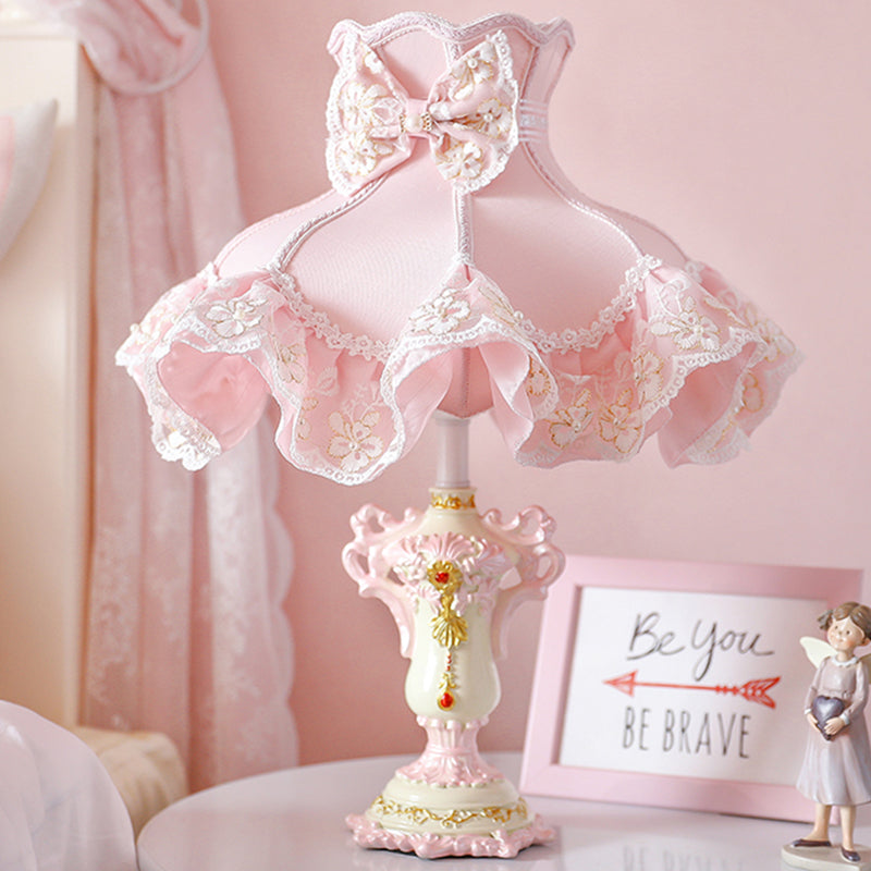 Royal Dress Girl's Bedside Night Lamp Fabric 1-Light Kids Style Table Light avec base sculptée en rose