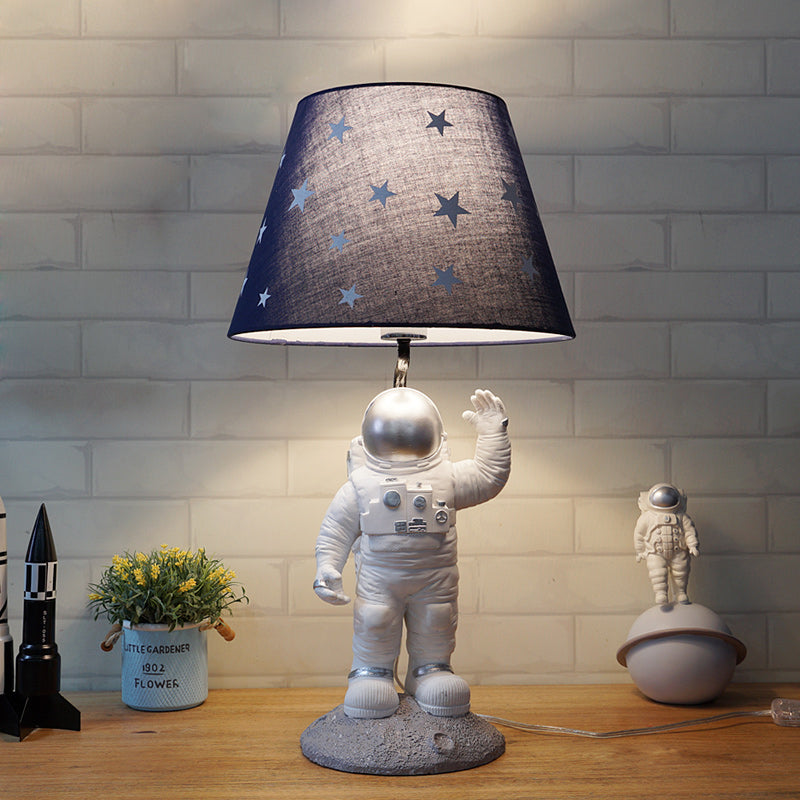 Blue Empire Shade Night Lampe Kinder einzeln stern gemustertem Stofftisch Beleuchtung mit geschnitzter Raumfahrt -Basis, 10 "/13" breit