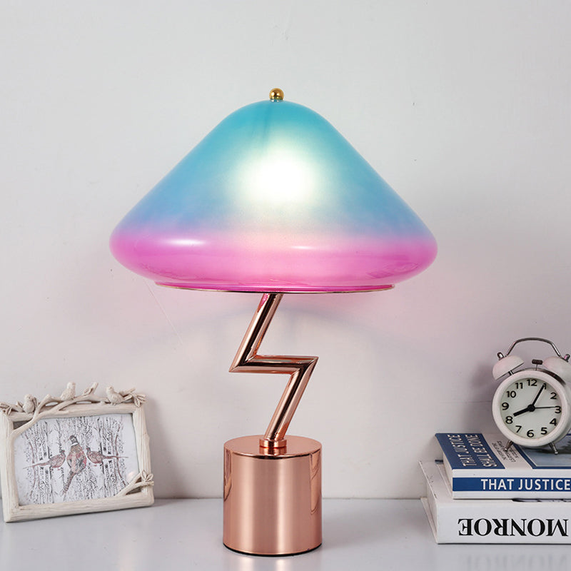 Lampada da tavolo a zigzag in oro rosa Macaron Lampada da notte in metallo a 1 luce con paralume in vetro colorato sfumato a campana