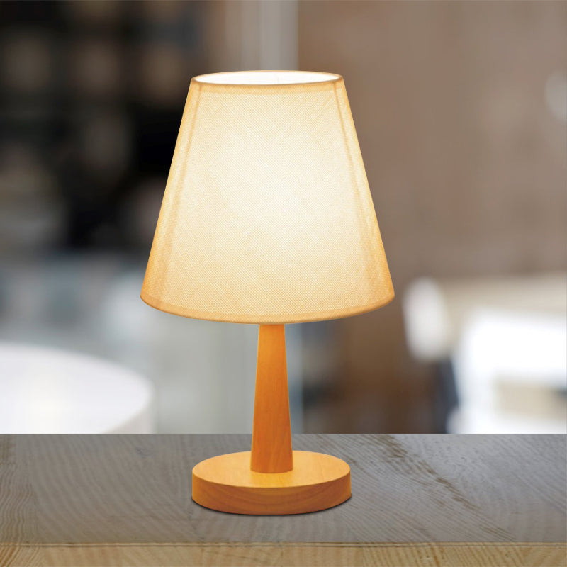 1 Glühbirnenschlafzimmer Nachtlicht modernistischer beige Nachttischlampe mit Fassstoffschatten
