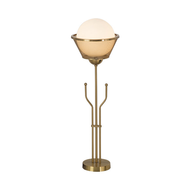Messing Finish Ball Table Beleuchtung Post moderne 1 Glühbirnen -Metallic Lesebuchlampe mit Trident -Basis