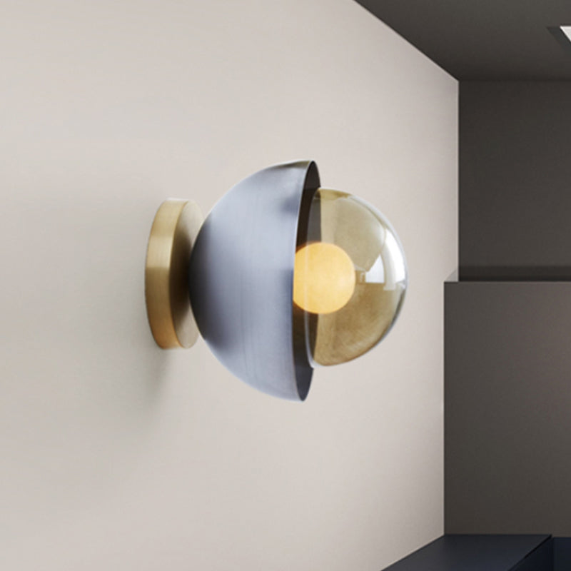 Metallic Semiccle Conce Éclairage moderniste en laiton à 1 lumière / lampe murale chromée avec une teinte en verre bronzé en orbe pour le couloir