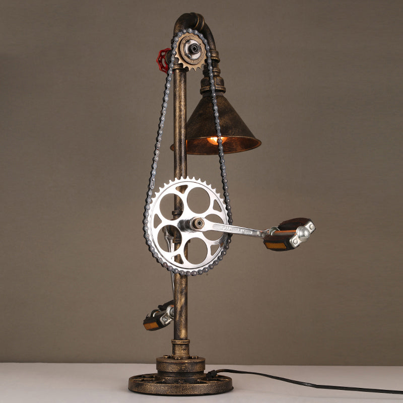 Accensione del tavolo conico a vapore con design per biciclette 1 lampadina lampada da tavolo in ferro battuto in ottone per soggiorno