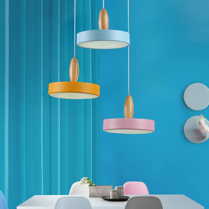Luz colgante colgante de metal círculo contemporánea 3 luces azules y rosa y amarilla luz de techo