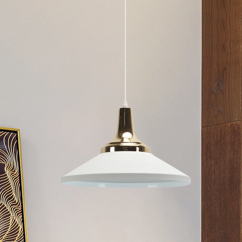 Luz de colgante de cono poco profundo contemporáneo Una lámpara de colgante de aluminio ligero para cocina del hotel