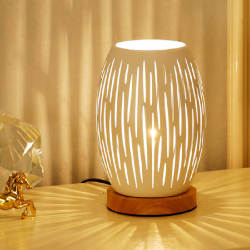 Lampada da comodino modernista oblunga in metallo a 1 testa per camera da letto in bianco con design scavato