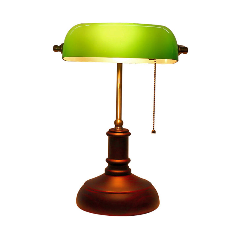 Lampada da tavolo lounge retrò in metallo leggero da comodino singolo con paralume verde semioblungo e catenella