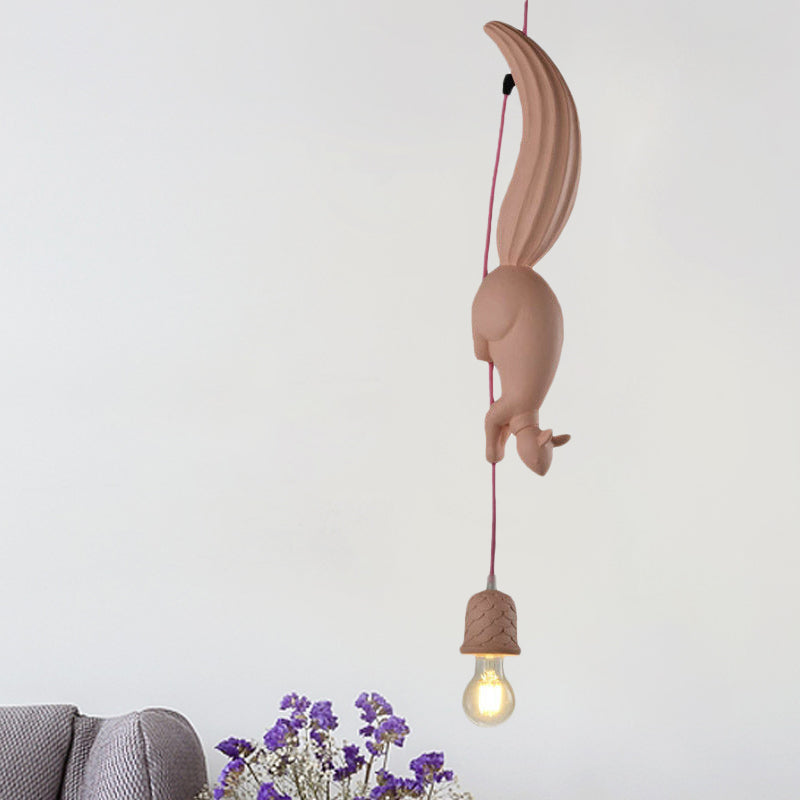 Entrepôt Pincecone Forme suspendue Lampe 1 Light Resin Plafond Pendant Light en blanc / rose / bleu avec écureuil déco