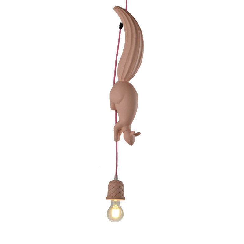 Entrepôt Pincecone Forme suspendue Lampe 1 Light Resin Plafond Pendant Light en blanc / rose / bleu avec écureuil déco