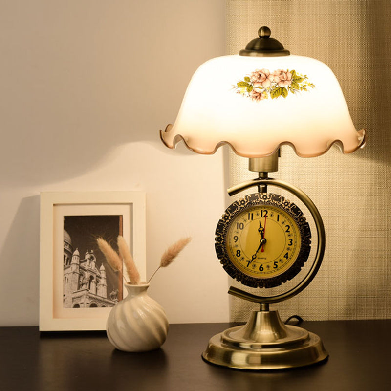 Lampada da tavolo in vetro opale con paralume a scodella, luce notturna pastorale per salotto singolo con braccio a C e orologio in ottone