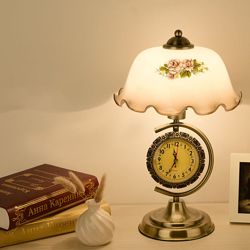 Lampada da tavolo in vetro opale con paralume a scodella, luce notturna pastorale per salotto singolo con braccio a C e orologio in ottone