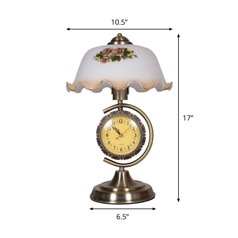 Lampada da tavolo in vetro opale con paralume a scodella, luce notturna pastorale per salotto singolo con braccio a C e orologio in ottone