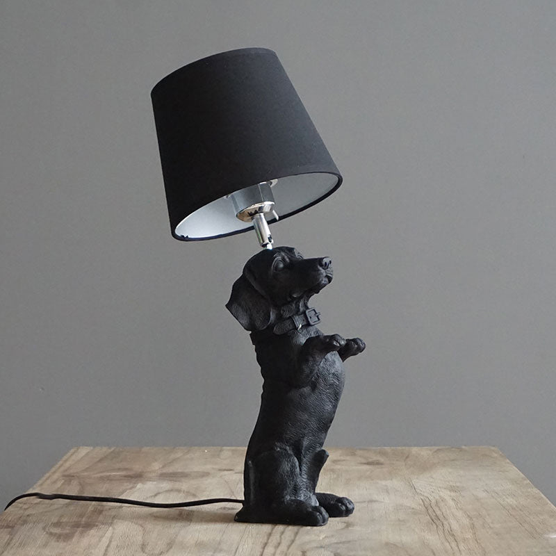 1 Glühbirne Stoff Nachtisch Licht traditionelle schwarze Schlagzeugschlafzimmer Nachttischlampe mit Harzhund Basis