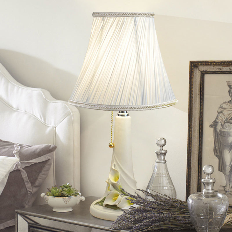 1 tête cloche nocturne Light Countryside White Fabric Table table de chevet avec Calla Lily Resin Base, chaîne de traction