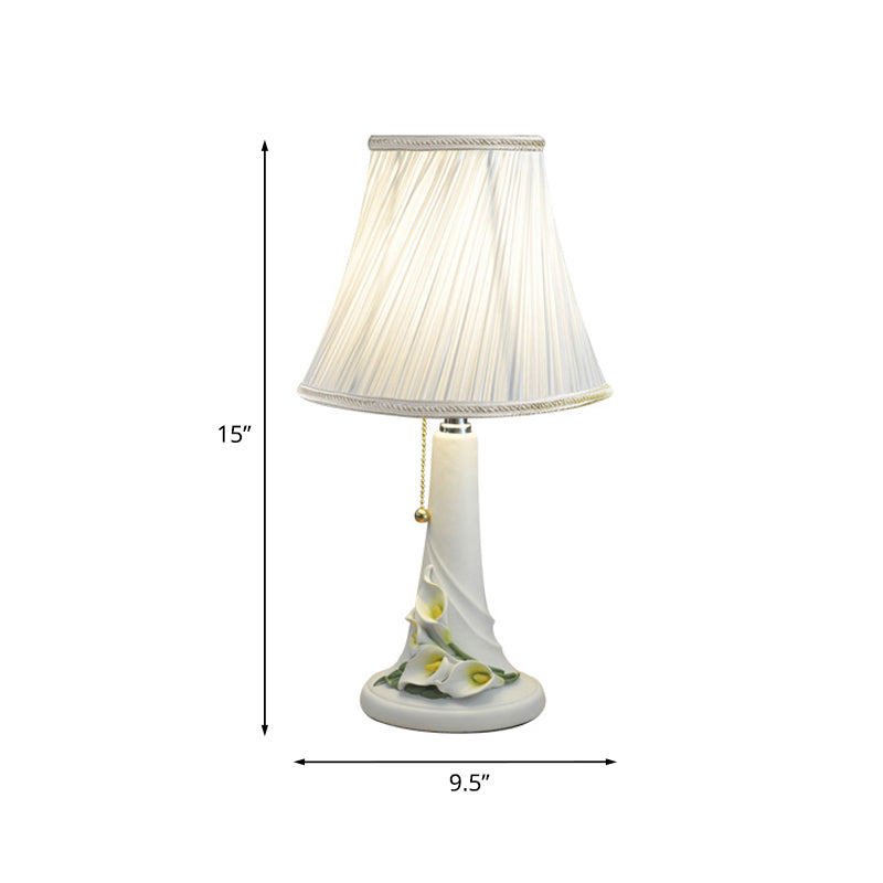 1 tête cloche nocturne Light Countryside White Fabric Table table de chevet avec Calla Lily Resin Base, chaîne de traction