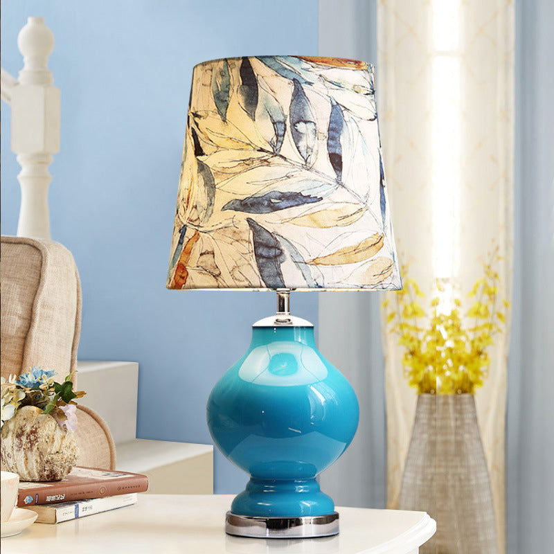Blue 1 Lámpara de mesa de impresión de noche ligera Lámpara de mesa de barril de tela modernista para la cama para la cama