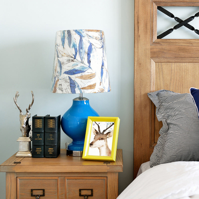 Blue 1 Lámpara de mesa de impresión de noche ligera Lámpara de mesa de barril de tela modernista para la cama para la cama