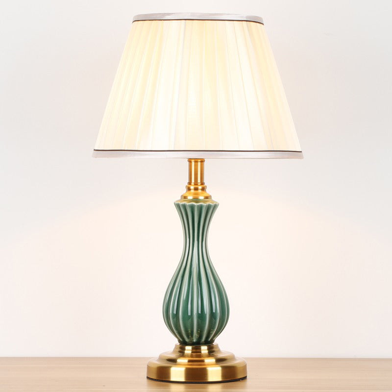 1 Glühbirnen-Stofftischlampe Traditionelle weiße, überbesserte/konische Schlafzimmer-Nachttischbeleuchtung mit Keramik-Urnen-Förster-Basis