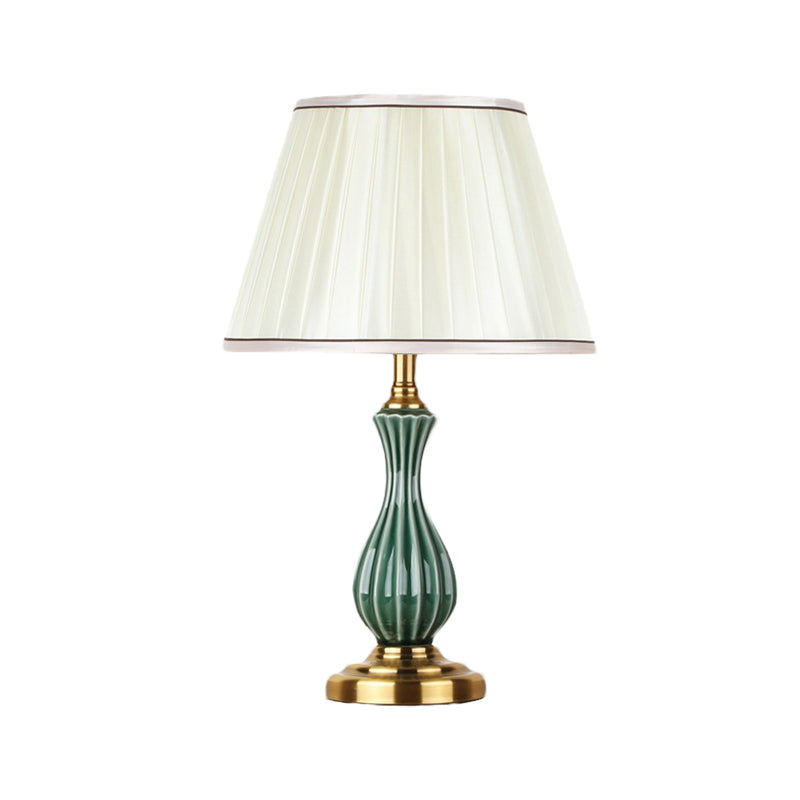 1 Glühbirnen-Stofftischlampe Traditionelle weiße, überbesserte/konische Schlafzimmer-Nachttischbeleuchtung mit Keramik-Urnen-Förster-Basis