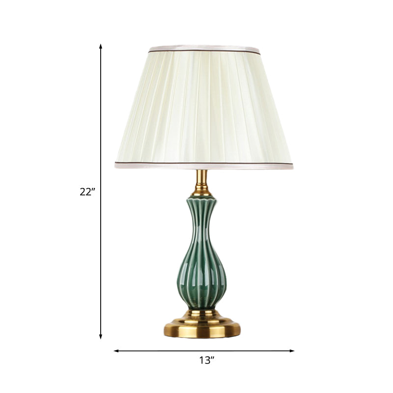 1 Glühbirnen-Stofftischlampe Traditionelle weiße, überbesserte/konische Schlafzimmer-Nachttischbeleuchtung mit Keramik-Urnen-Förster-Basis