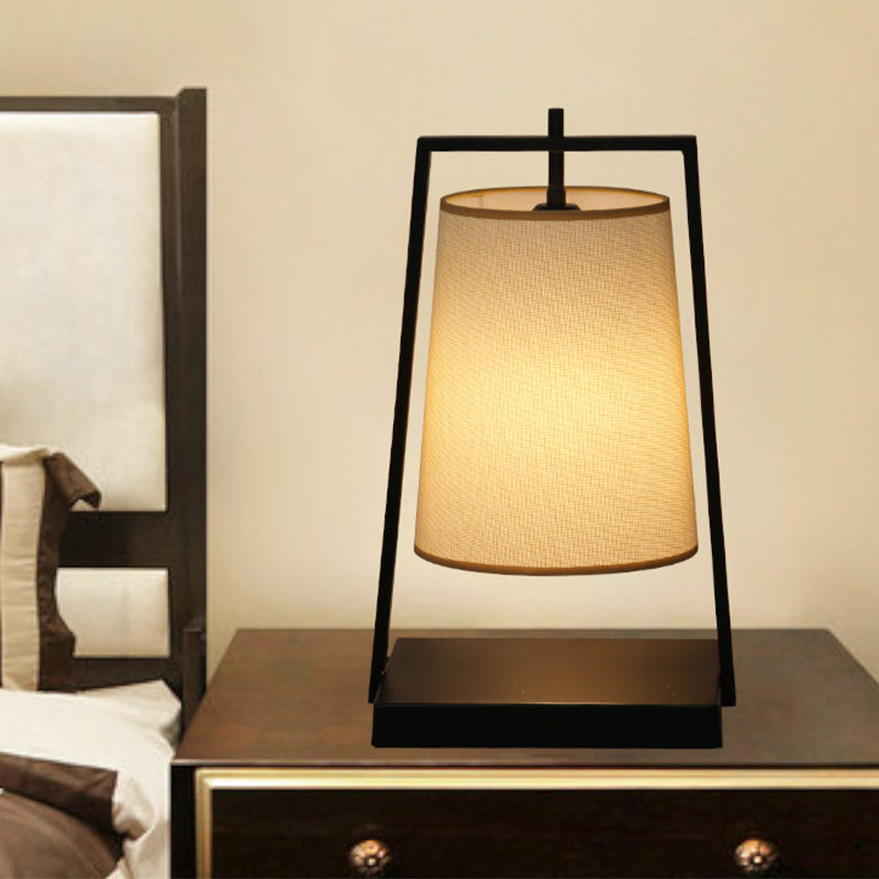 Lumo a 1 luci a 1 luci conico, lampada da comodino in tessuto in tessuto per finitura nera con telaio trapezoidico