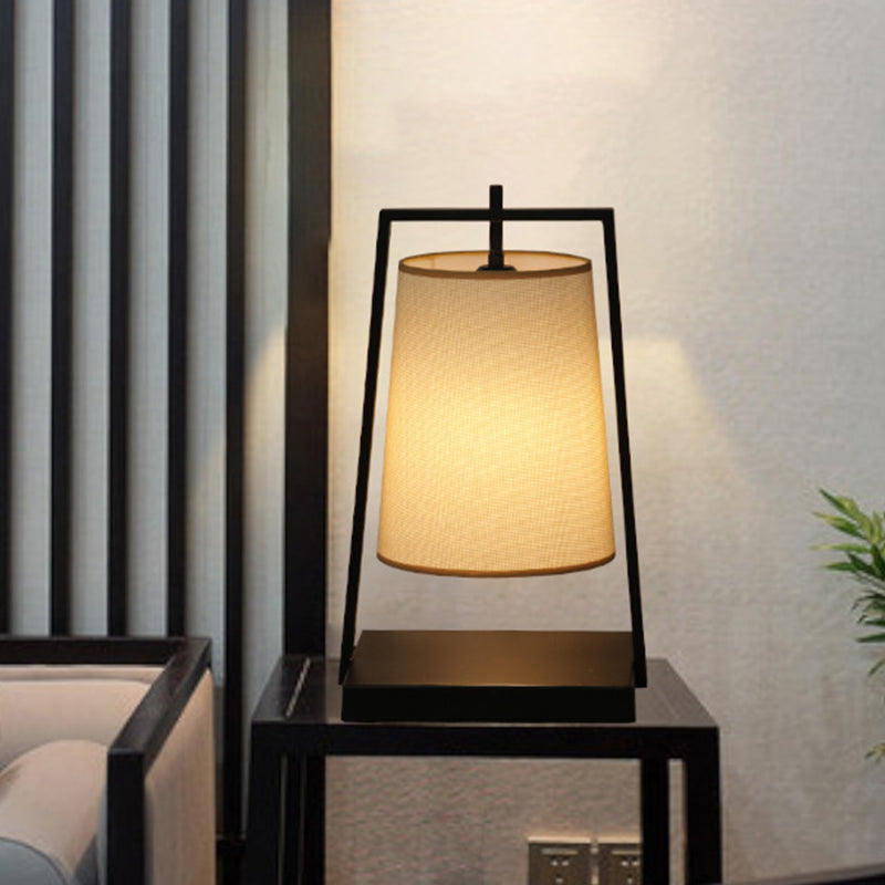 Lumo a 1 luci a 1 luci conico, lampada da comodino in tessuto in tessuto per finitura nera con telaio trapezoidico