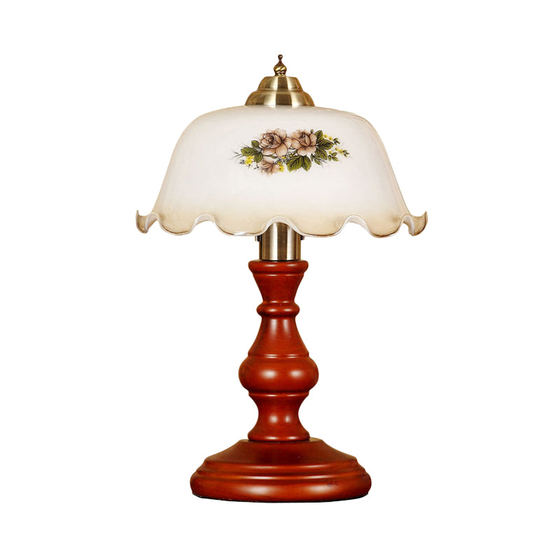 Lampada da tavolo da salotto a 1 testa in legno di campagna con luce notturna a balaustra marrone rosso con paralume in vetro opalino bombato