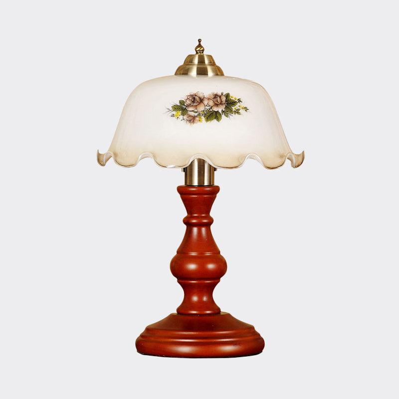 Lampada da tavolo da salotto a 1 testa in legno di campagna con luce notturna a balaustra marrone rosso con paralume in vetro opalino bombato
