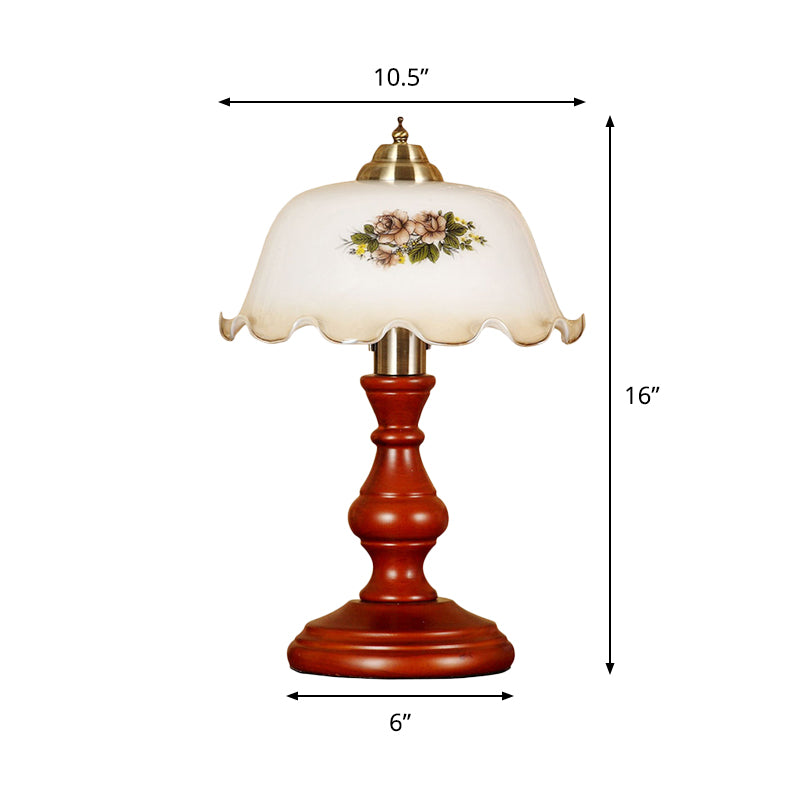 Lampada da tavolo da salotto a 1 testa in legno di campagna con luce notturna a balaustra marrone rosso con paralume in vetro opalino bombato