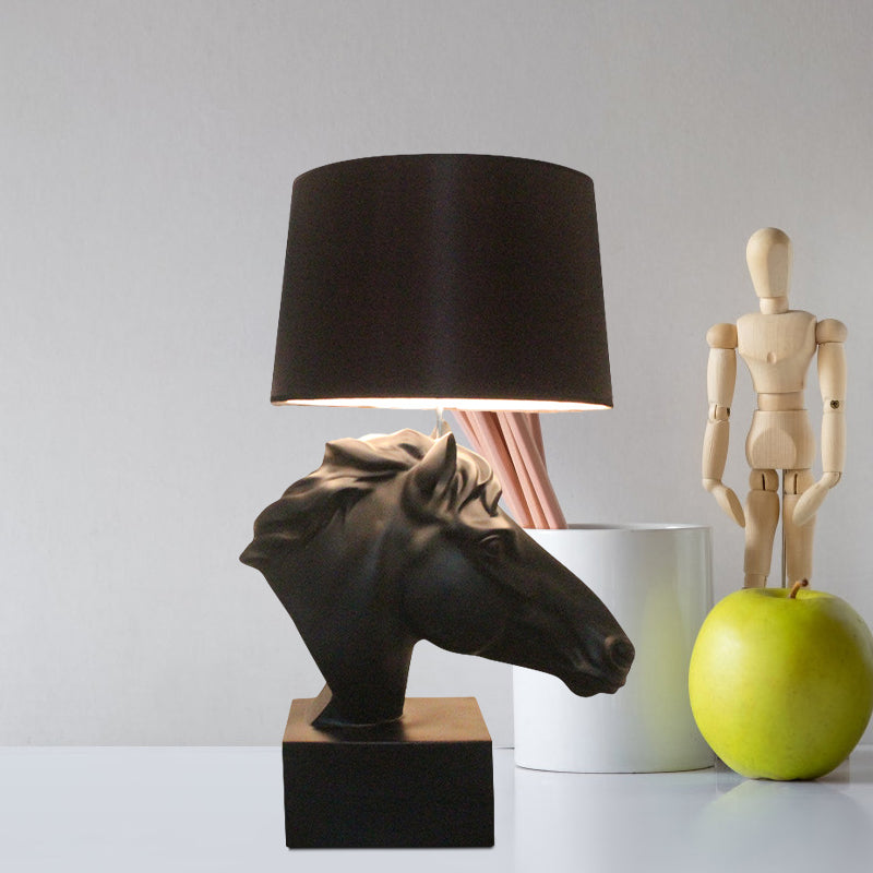 1 Glühbirnen -Stofftisch -Beleuchtungslandstil schwarz verjüngende Salon Nachtlampe mit Roskopfbasis