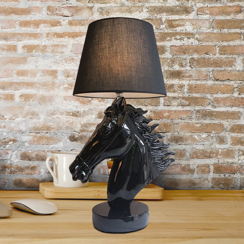 Gepolijst goud/zwarte roskop nachtlichte boerderijhars 1-lichte nachtkastje lamp met taps toelopende schaduw